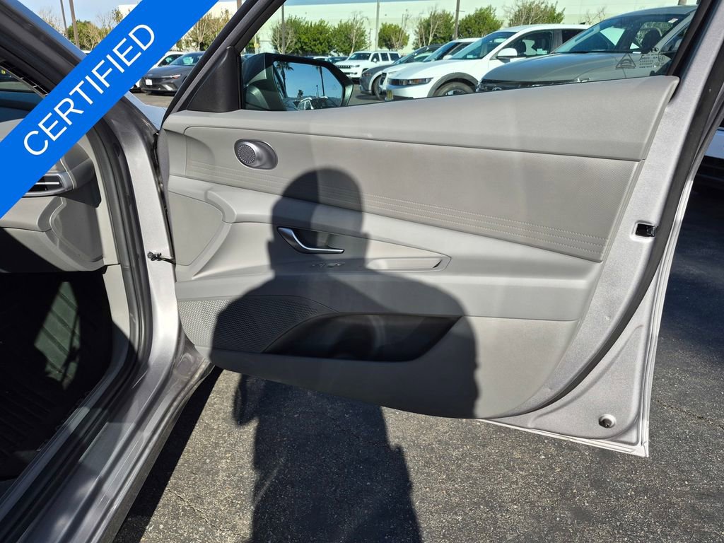 Used 2025 Hyundai Elantra SE image 31