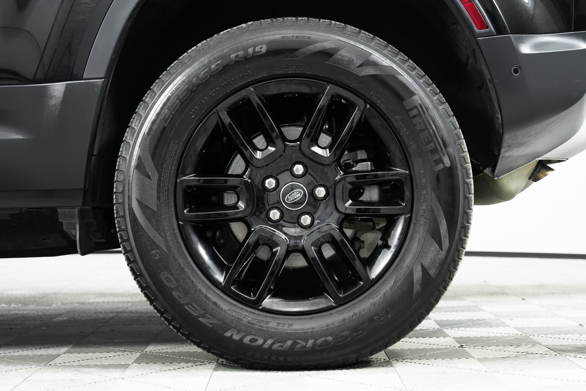 Used 2025 Land Rover Defender 110 S image 41