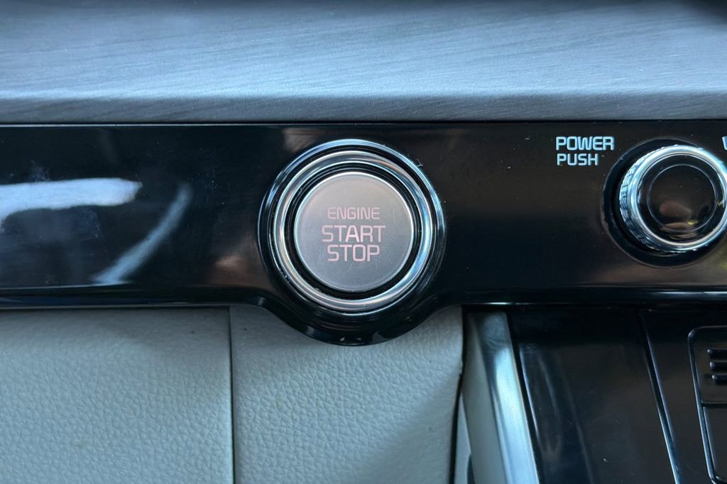 Used 2024 Kia Carnival EX FWD image 21
