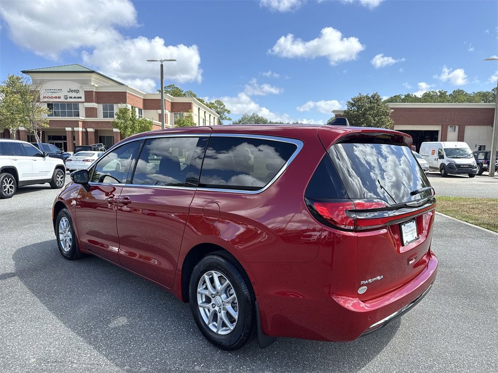 New 2026 Chrysler Pacifica Select image 4
