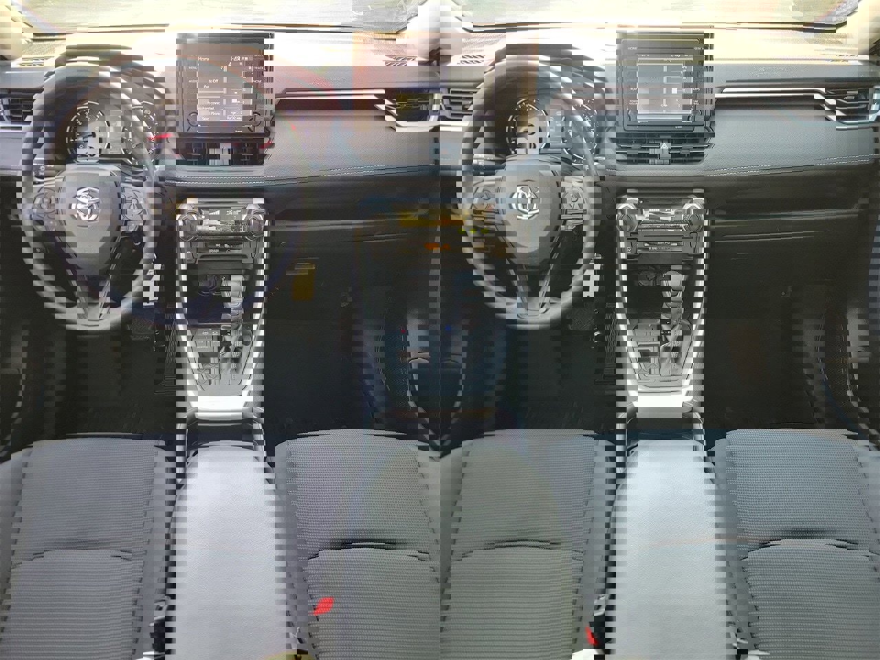 Used 2021 Toyota RAV4 LE image 12