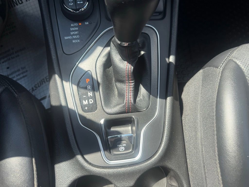 Used 2022 Jeep Cherokee Trailhawk w/ Premium Leather Package AWD/4WD image 25