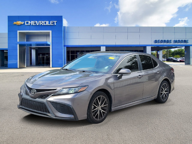 Used 2022 Toyota Camry SE FWD image 2