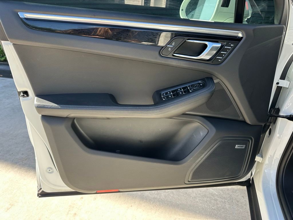 Certified 2023 Porsche Macan AWD/4WD image 19