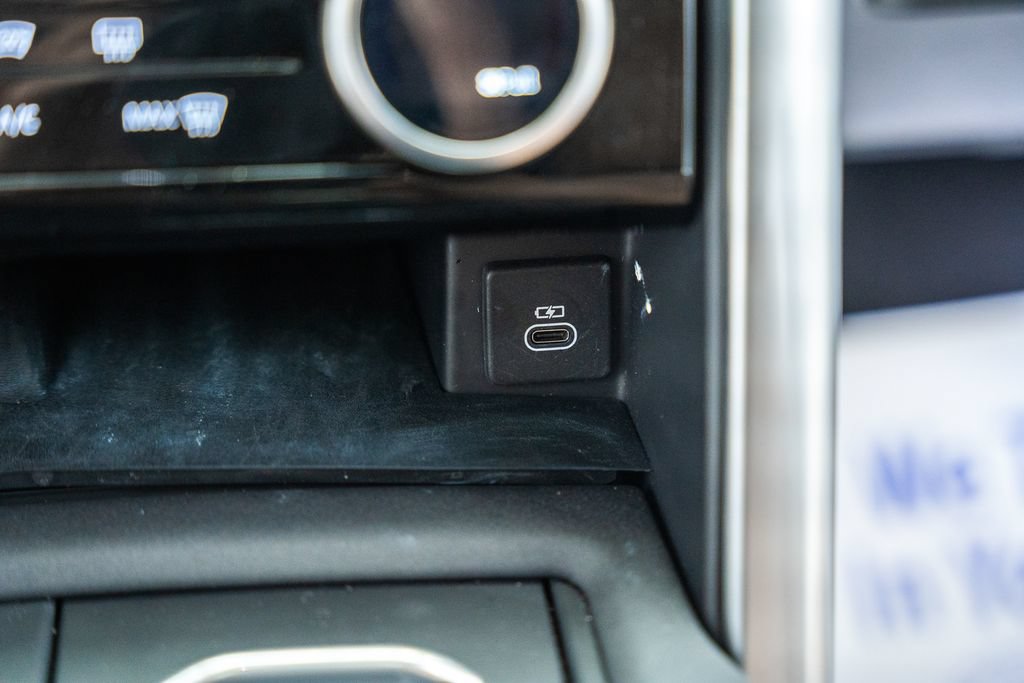 Used 2024 Land Rover Discovery Metropolitan Edition AWD/4WD image 29