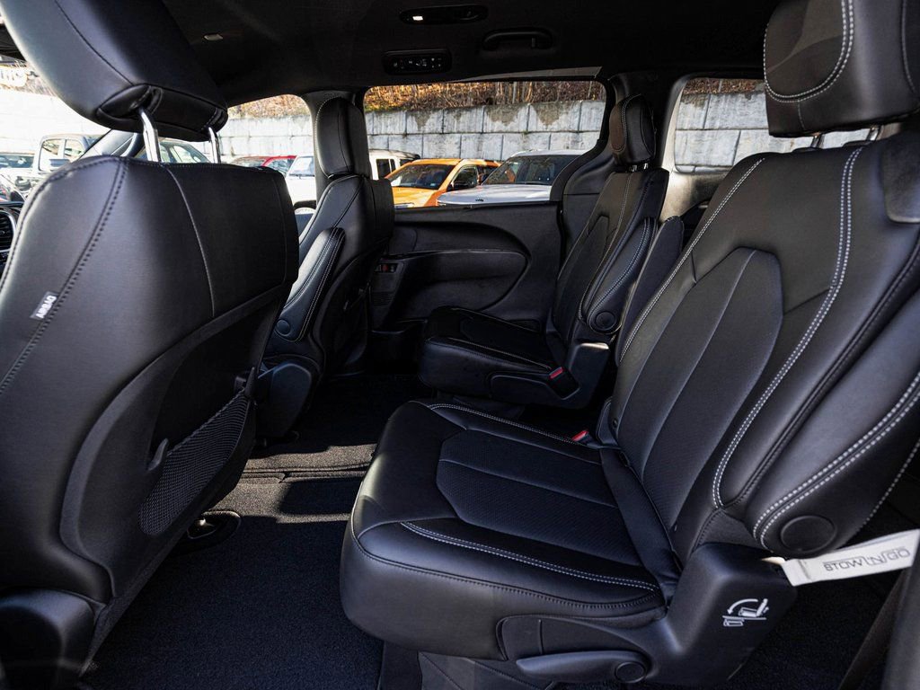 New 2026 Chrysler Voyager LX image 24
