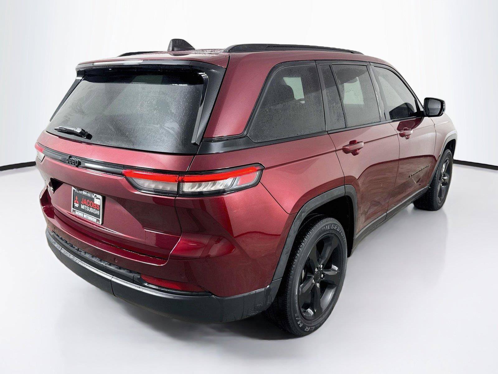 Used 2023 Jeep Grand Cherokee Altitude RWD image 6