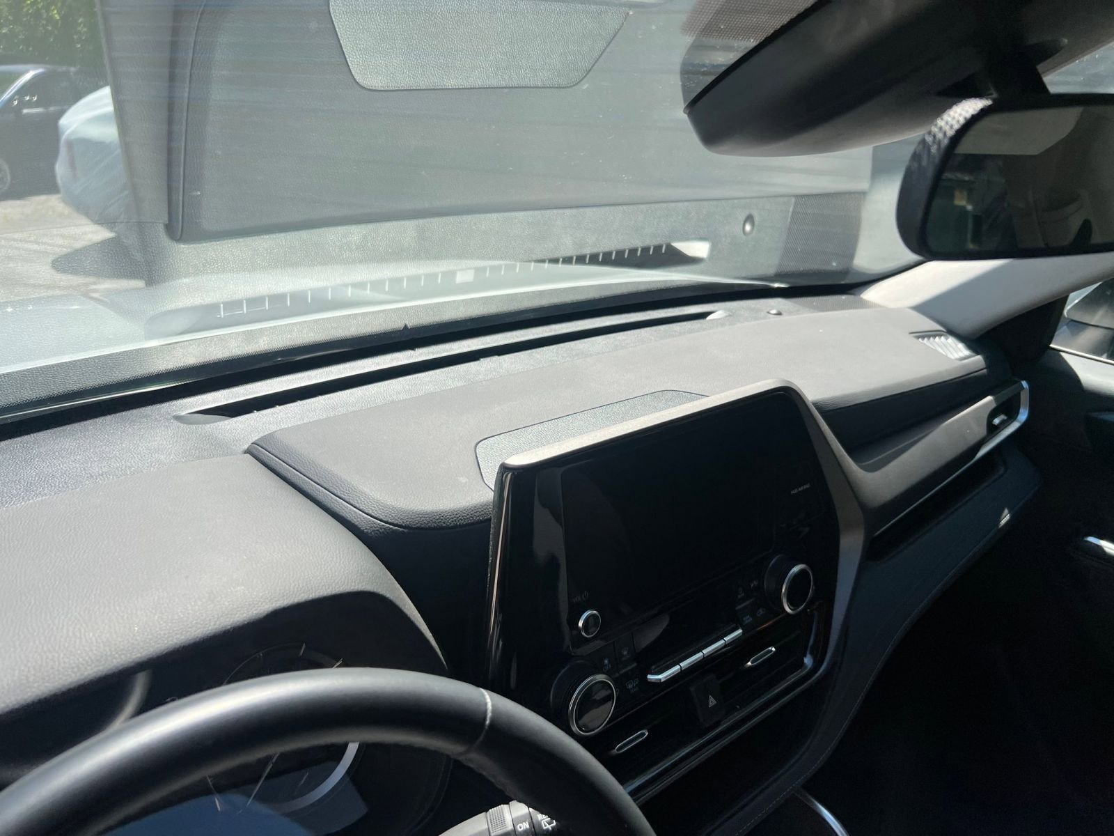 Used 2025 Toyota Highlander LE FWD image 17