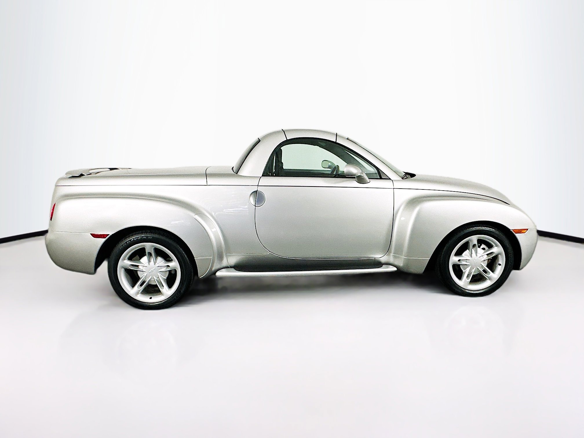 Used 2004 Chevrolet SSR w/ Preferred Equipment Group RWD image 34