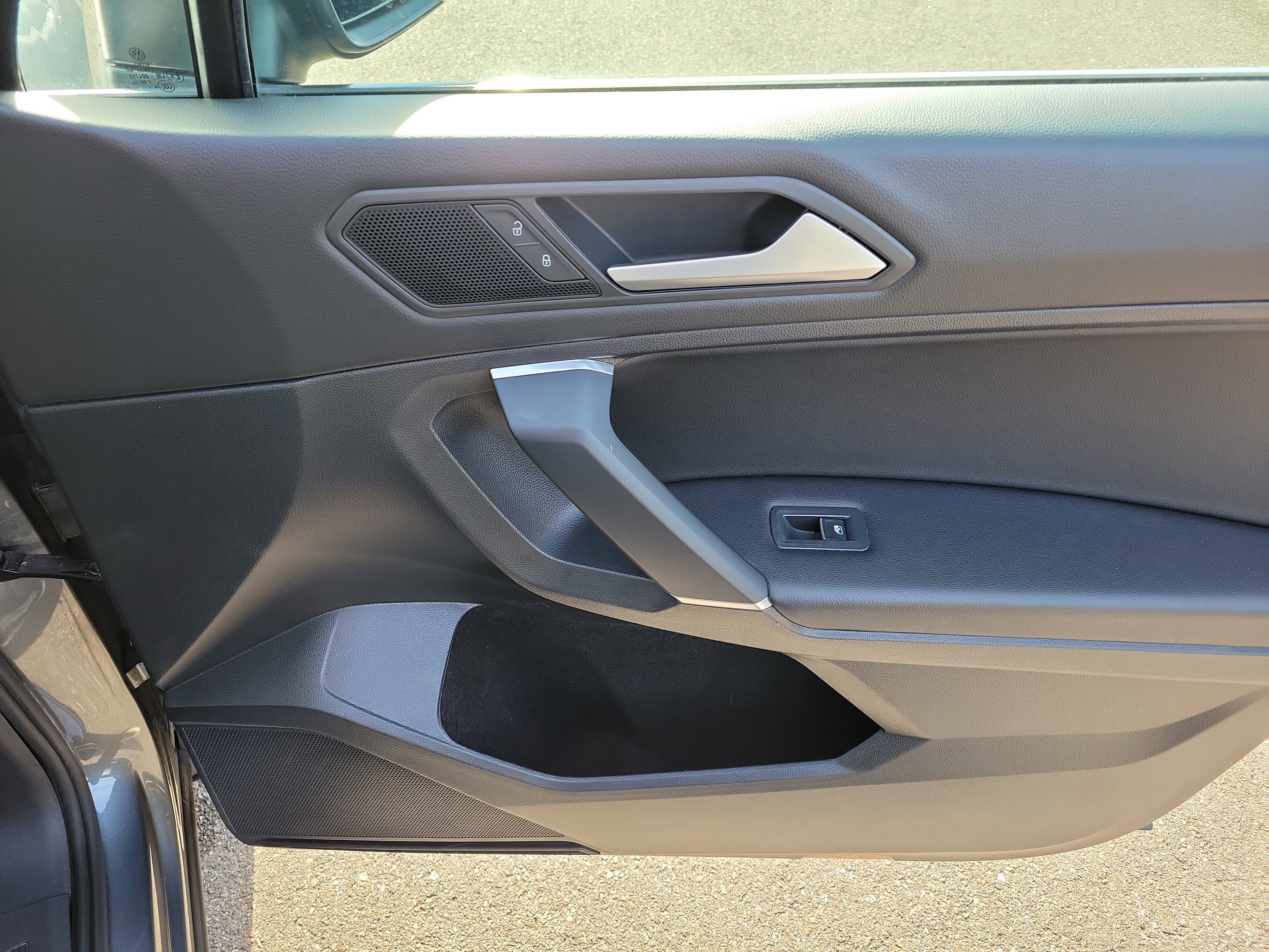 Used 2020 Volkswagen Tiguan SE image 11