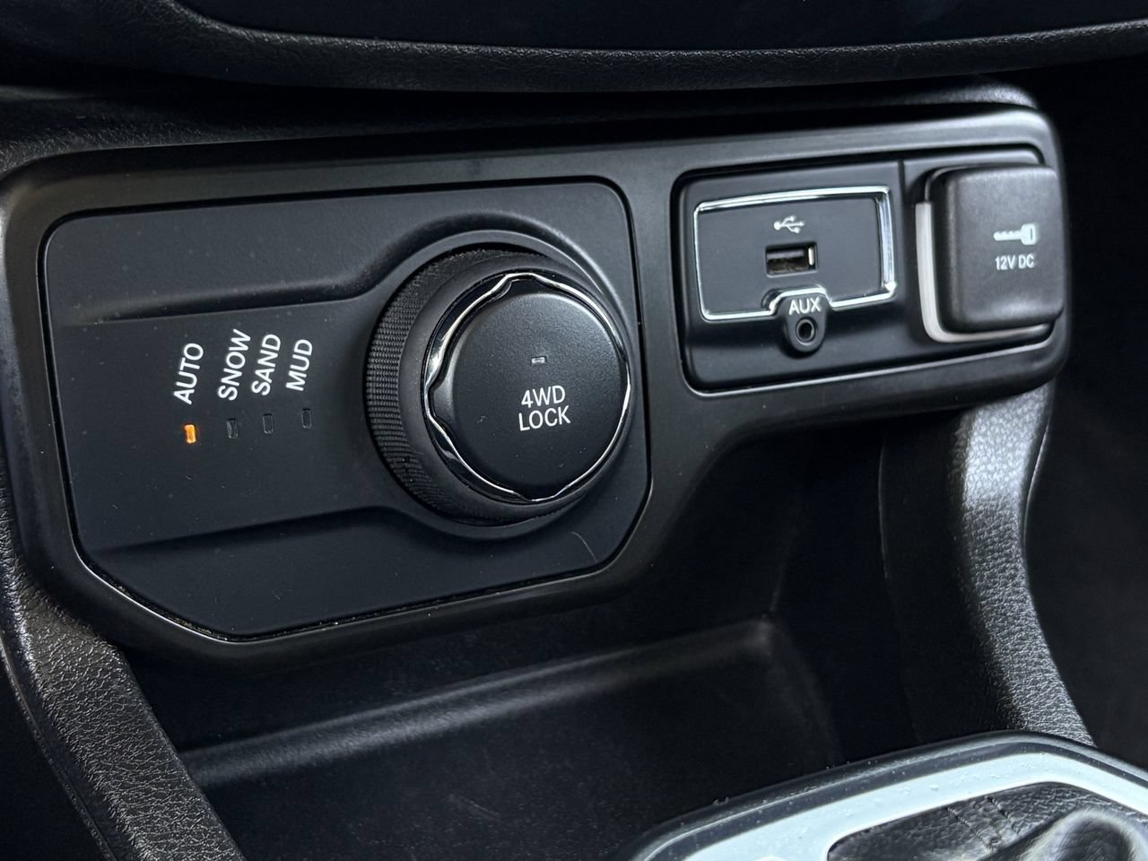 Used 2023 Jeep Renegade Latitude AWD/4WD image 22