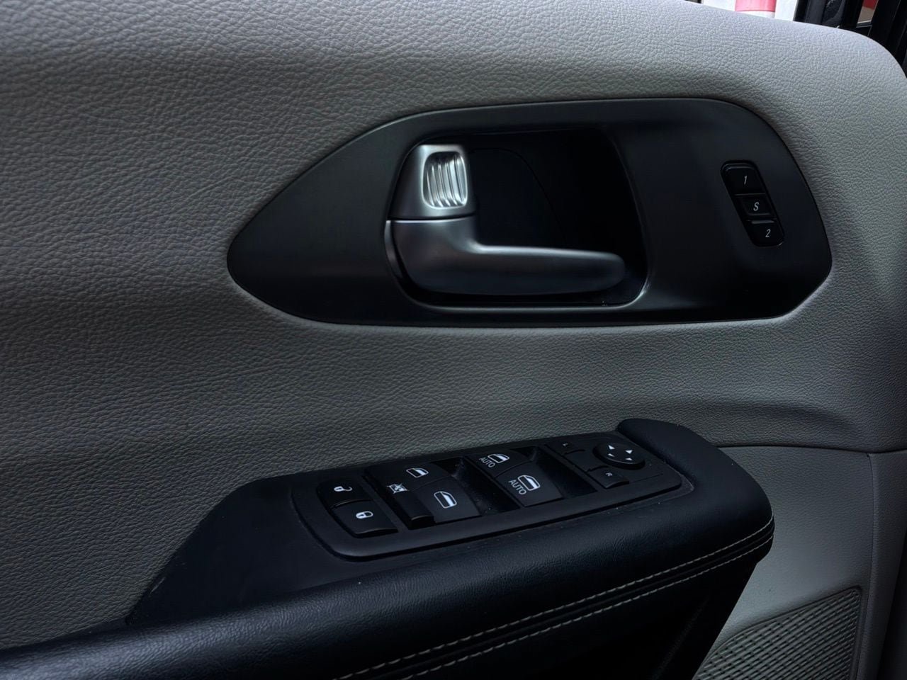 Used 2023 Chrysler Pacifica Touring-L FWD image 25