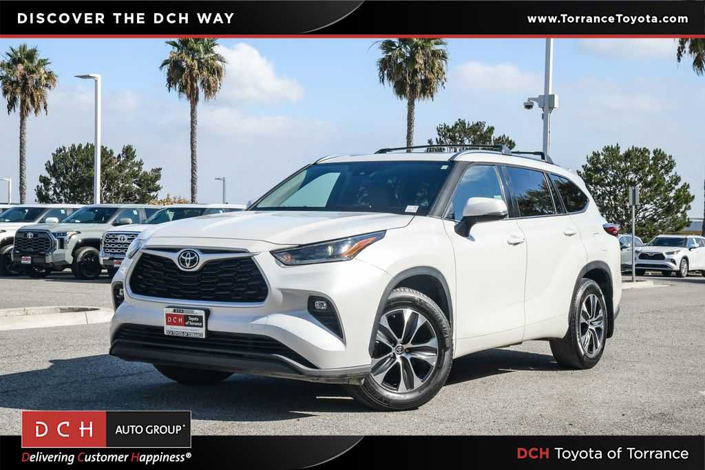 Used 2021 Toyota Highlander XLE FWD video 1