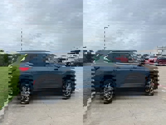 Used 2025 Buick Enclave Preferred image 3