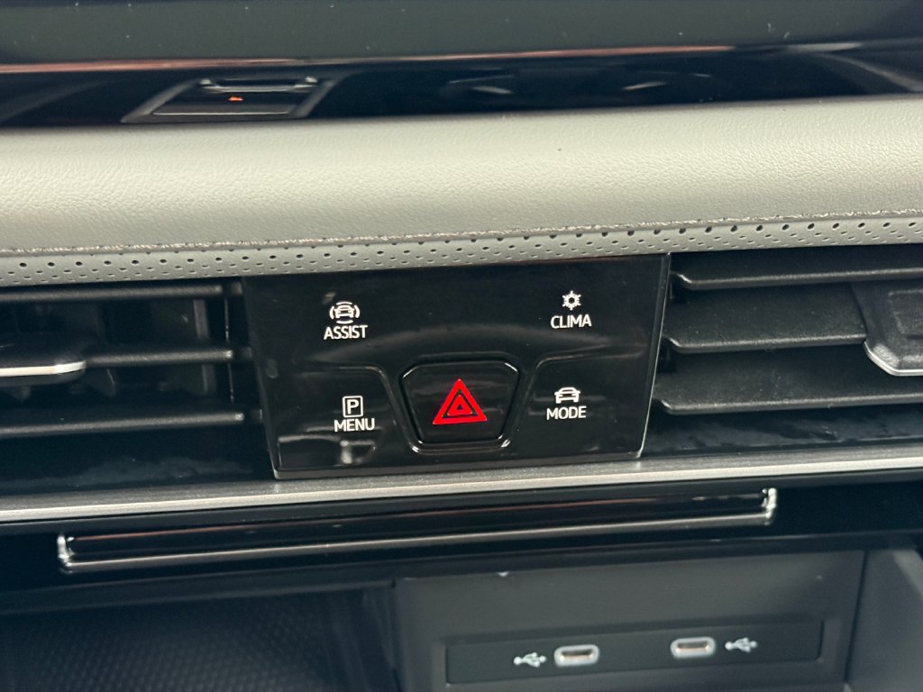 Used 2024 Volkswagen Atlas Peak Edition SE AWD/4WD image 18