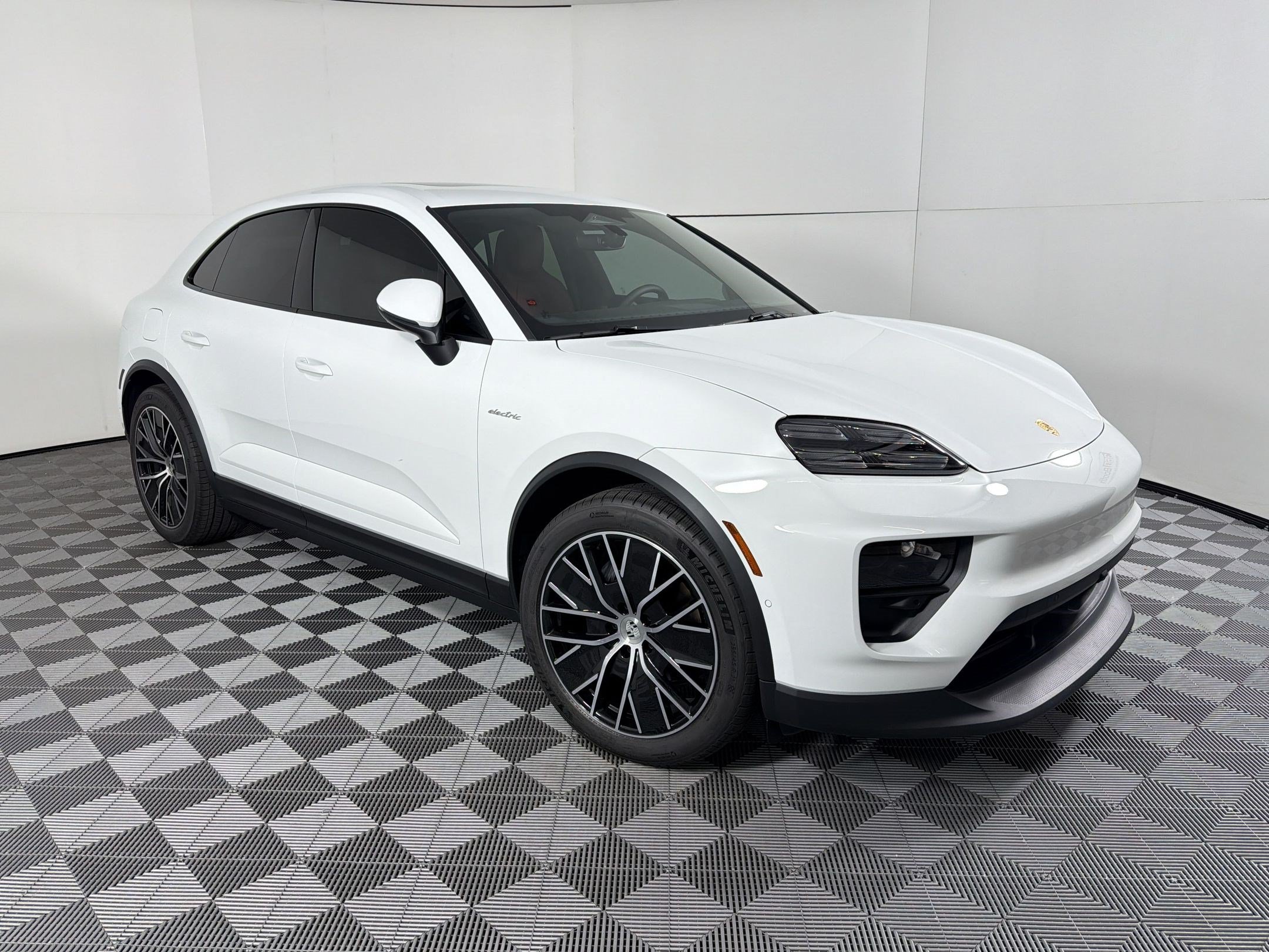 Used 2026 Porsche Macan Electric RWD image 7