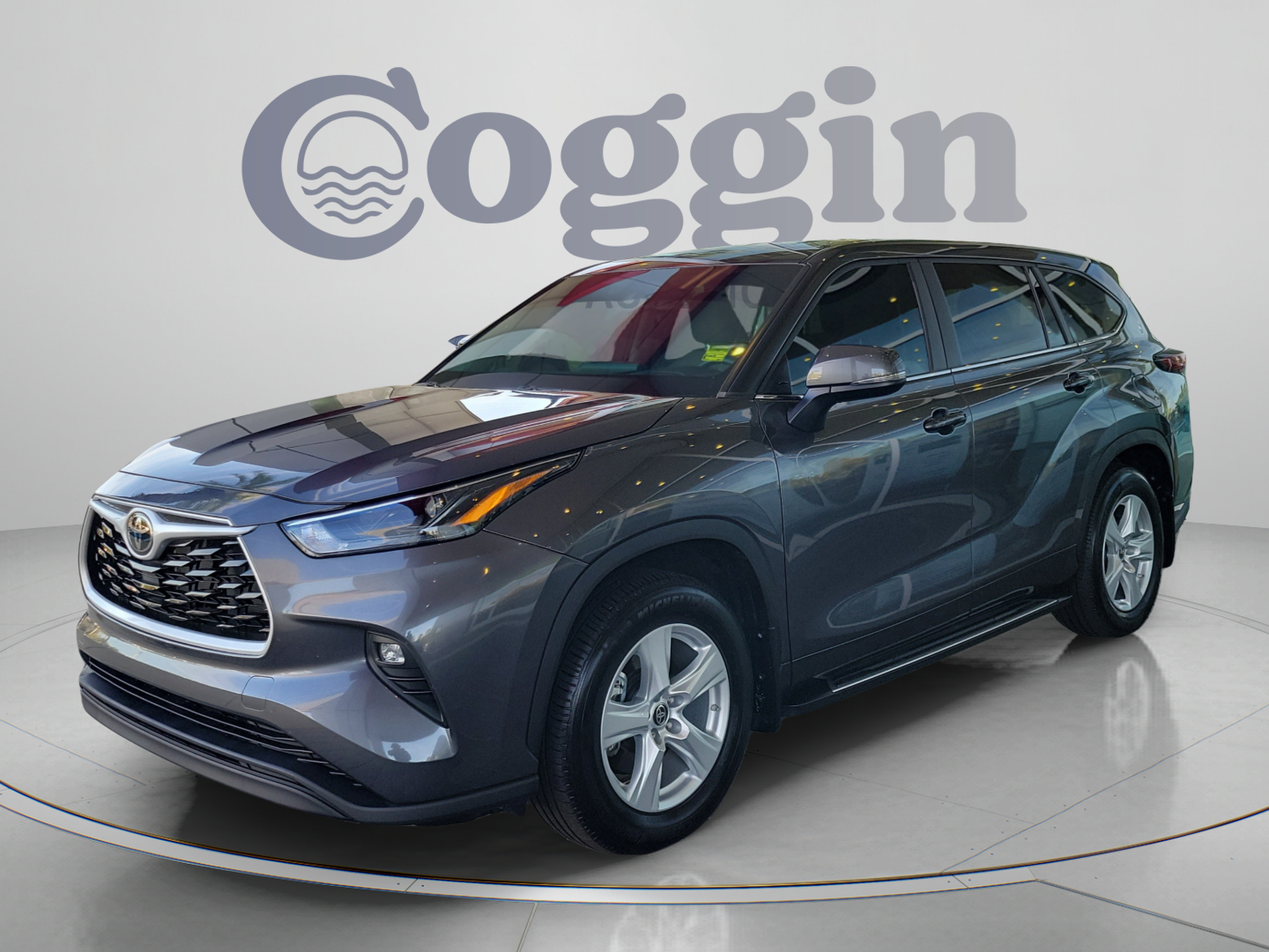 Used 2024 Toyota Highlander LE AWD/4WD image 1