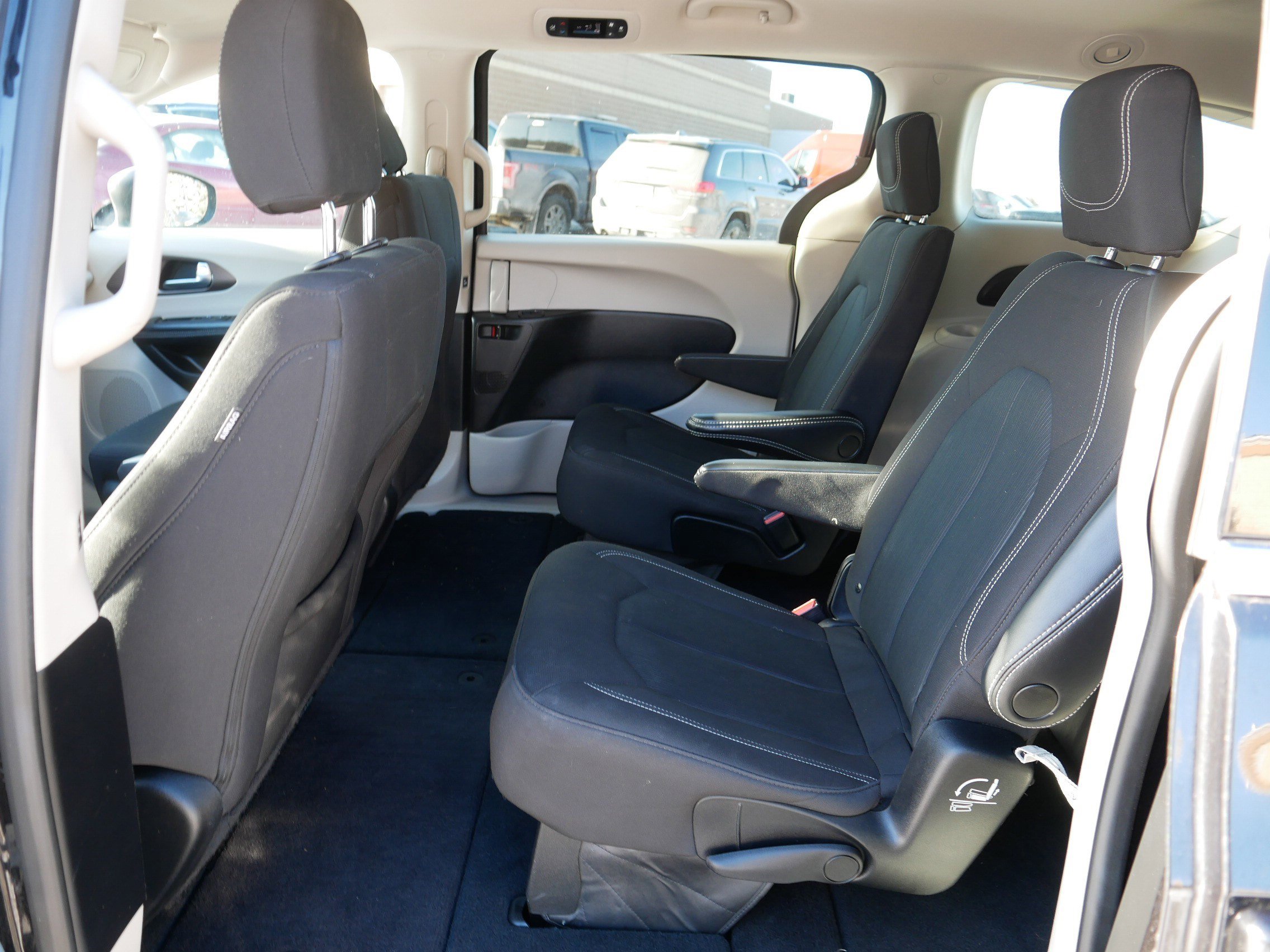 Used 2022 Chrysler Voyager LX image 34
