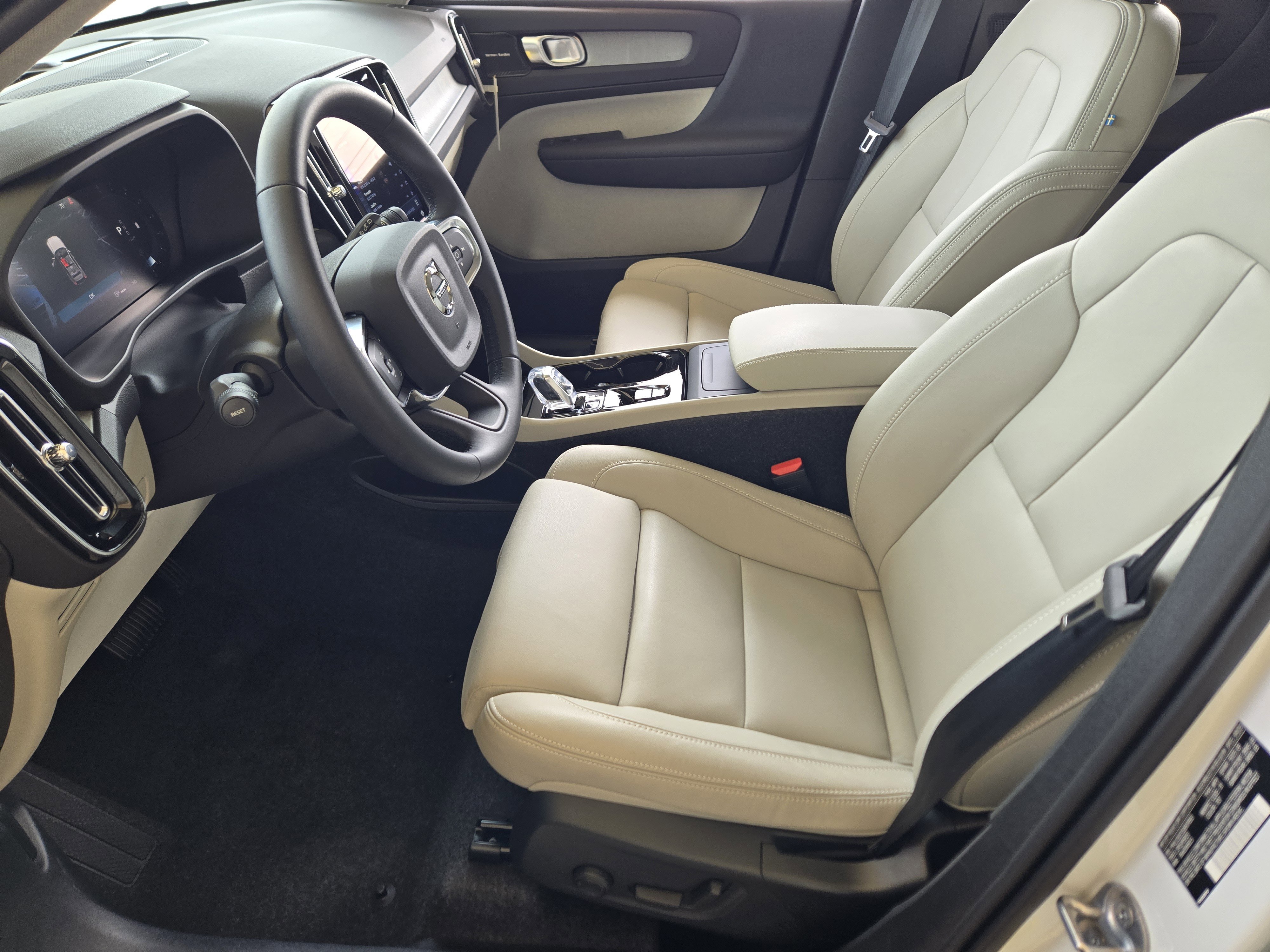 Used 2025 Volvo XC40 B5 Plus w/ Protection Package Premier image 20