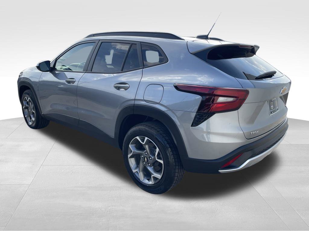 Used 2025 Chevrolet Trax LT FWD image 7