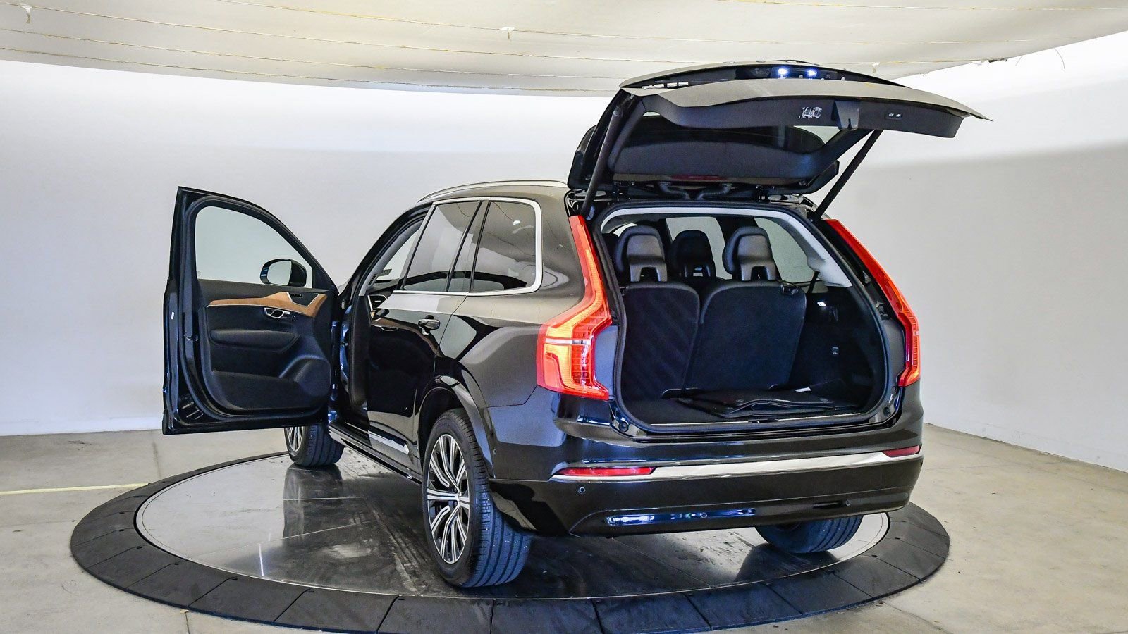 Certified 2025 Volvo XC90 B6 Ultra image 28