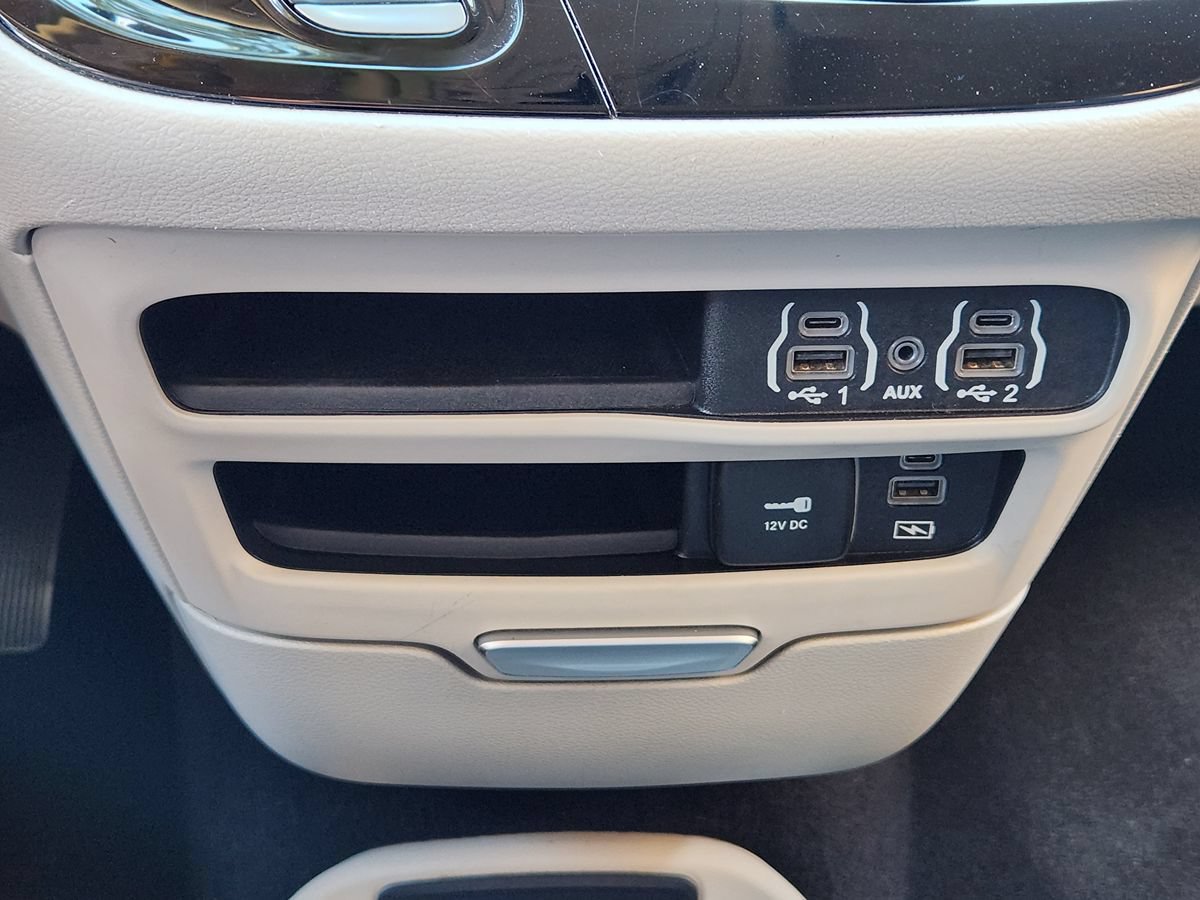 Used 2022 Chrysler Pacifica Touring-L FWD image 39