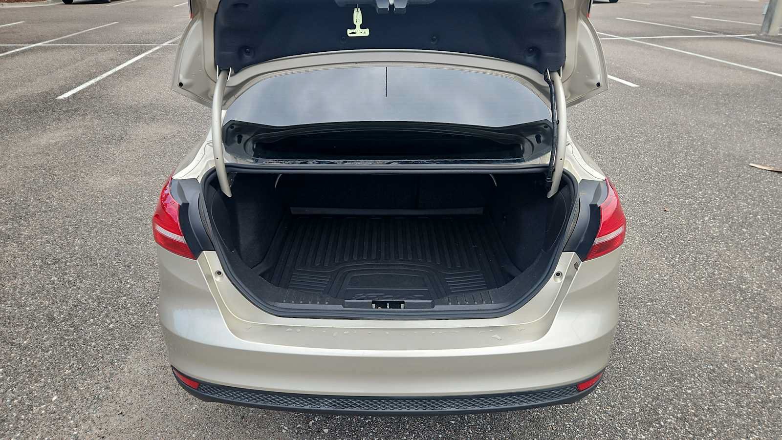 Used 2017 Ford Focus SE FWD image 19