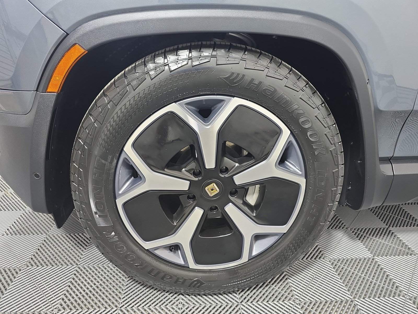 Used 2024 Rivian R1S Adventure AWD/4WD image 9