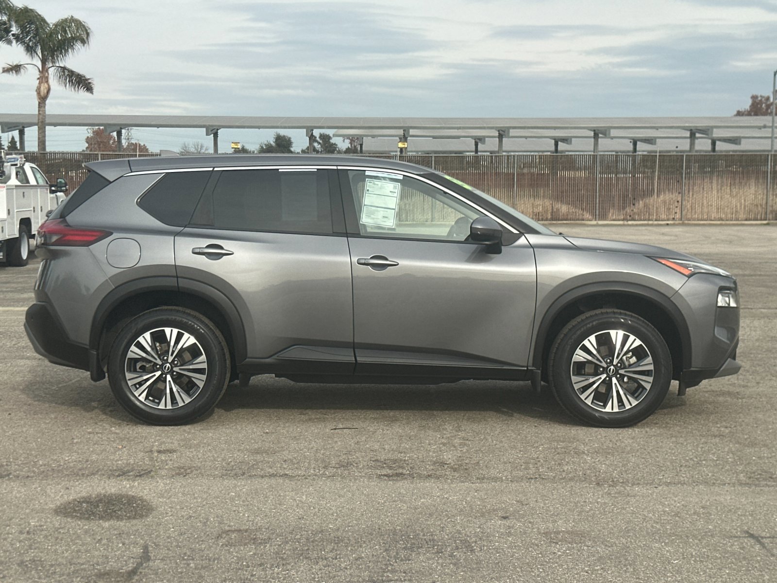Used 2023 Nissan Rogue SV image 3