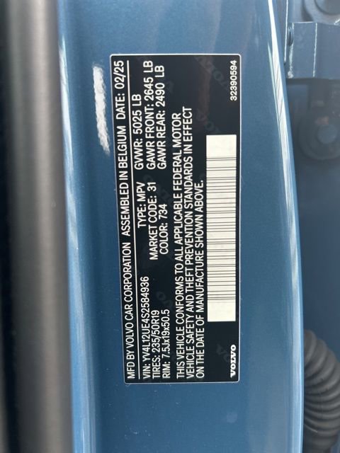 Certified 2025 Volvo XC40 B5 Plus image 28