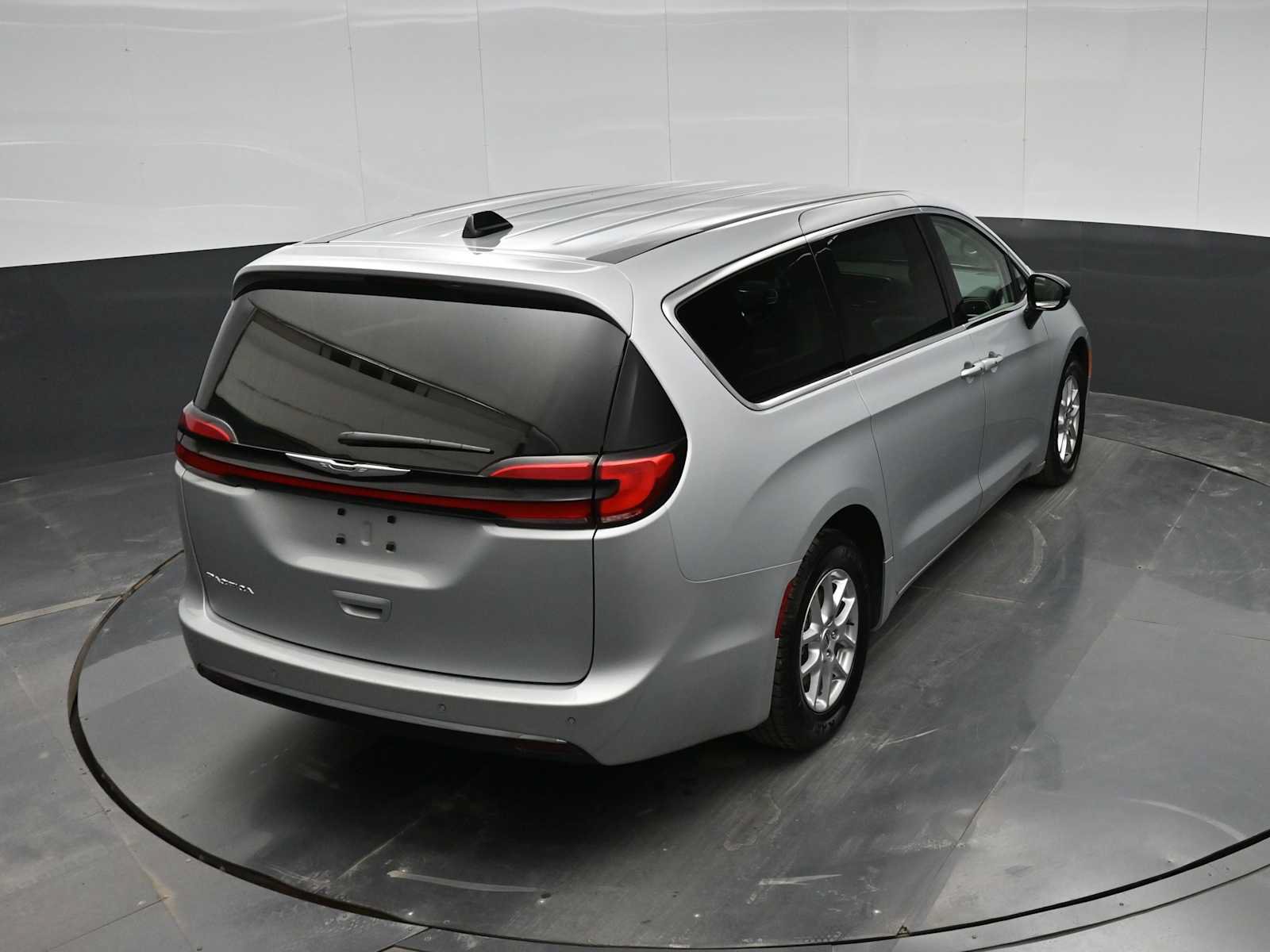 Used 2024 Chrysler Pacifica Touring-L FWD image 34