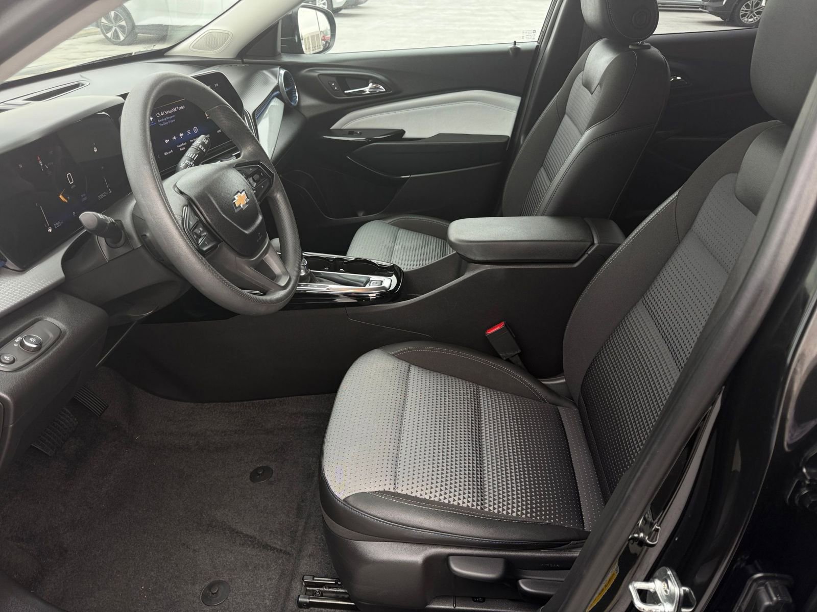 Used 2025 Chevrolet Trax LT image 27