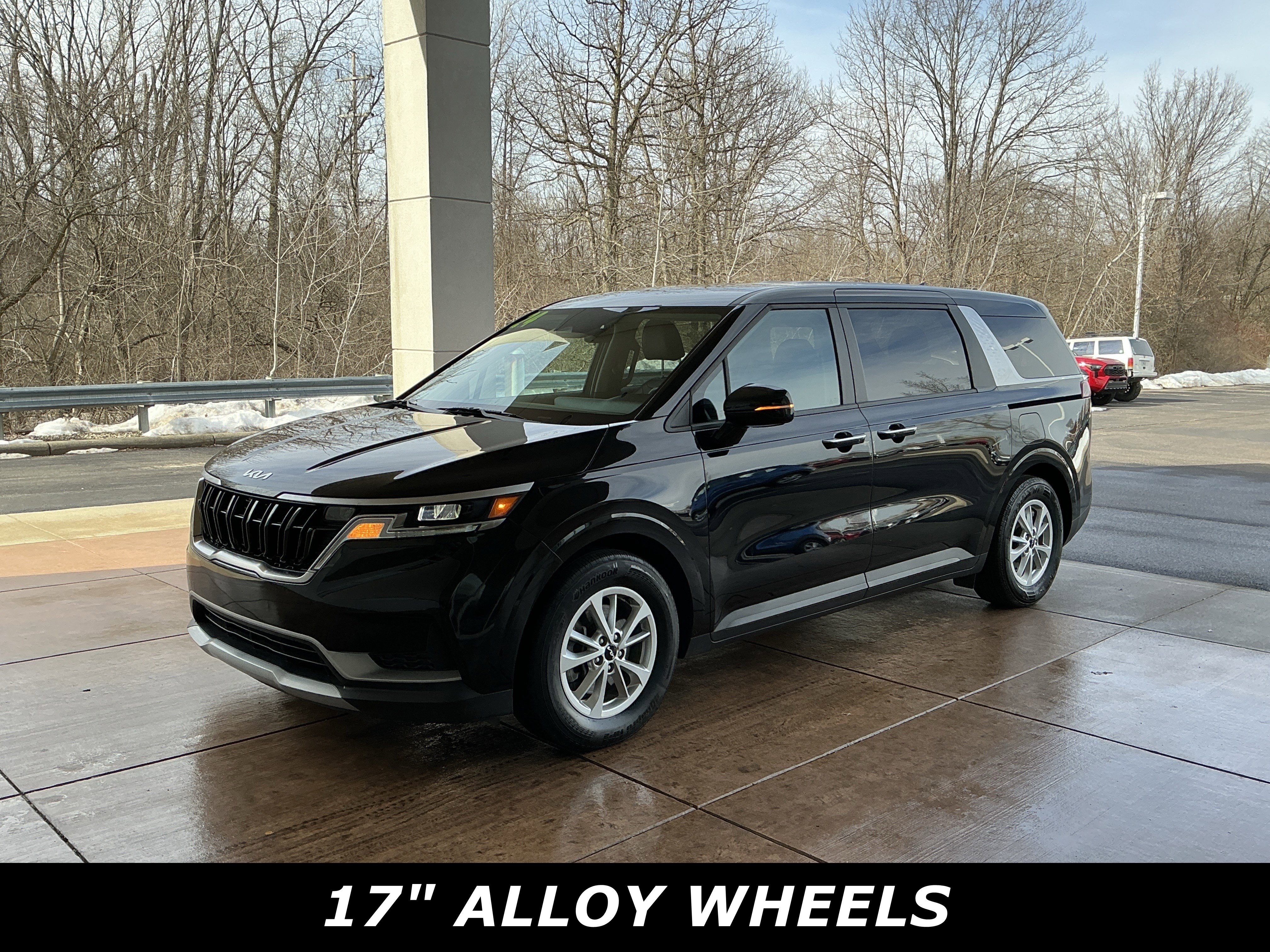 Used 2024 Kia Carnival LX image 3