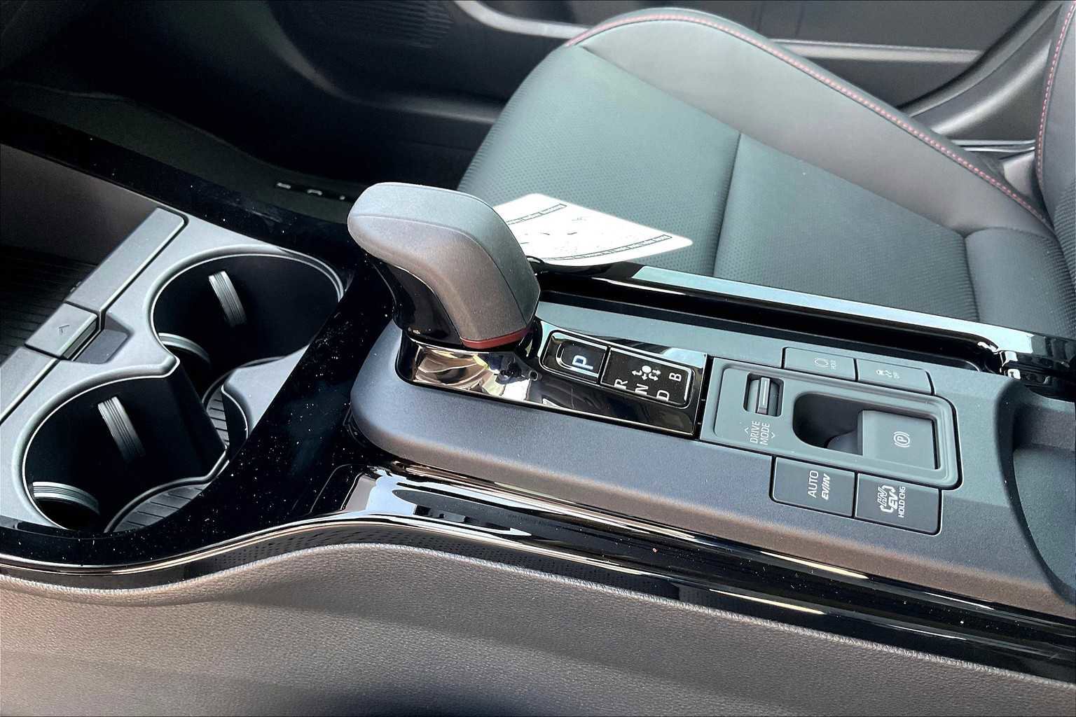 New 2025 Toyota Prius Plug-In Hybrid FWD image 4