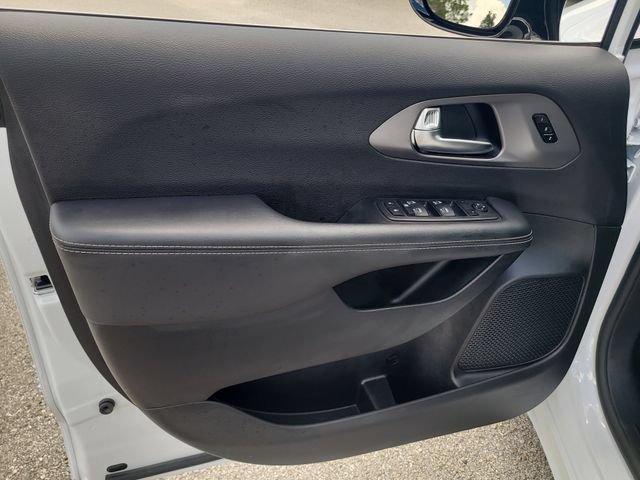 Used 2025 Chrysler Pacifica Select FWD image 17