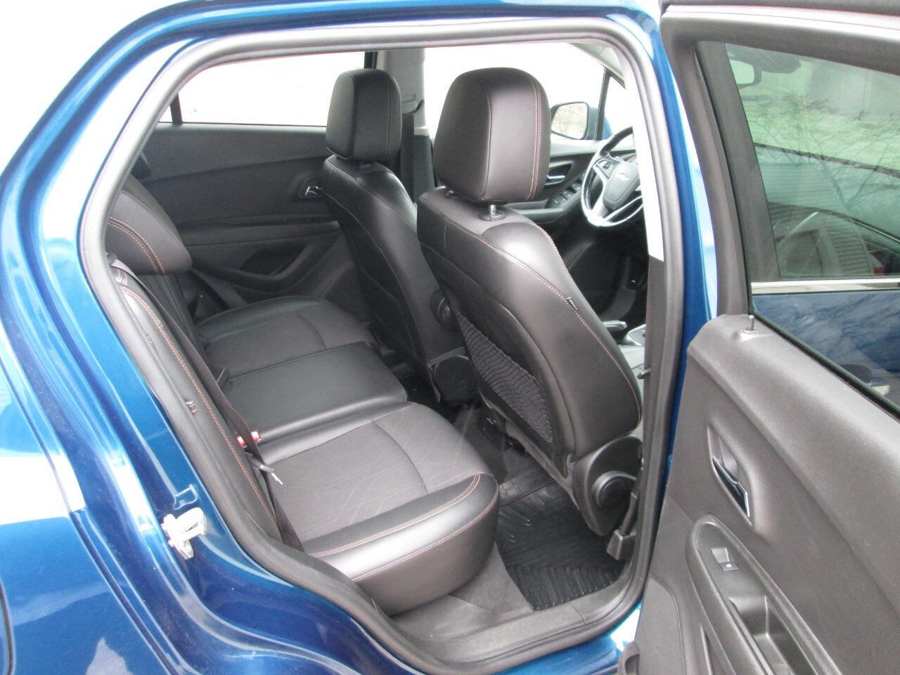 Used 2019 Chevrolet Trax LT w/ LT Convenience Package AWD/4WD image 17