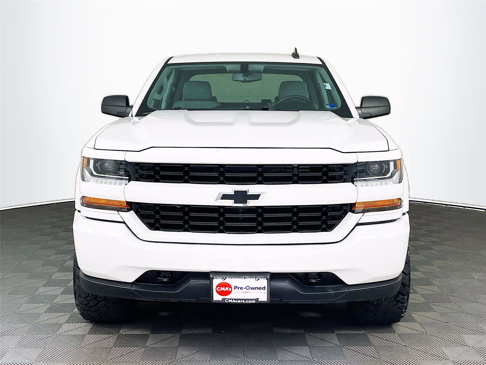 Used 2018 Chevrolet Silverado 1500 Custom w/ Custom Value Package image 2