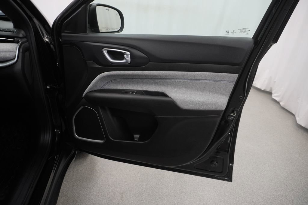 Certified 2023 Jeep Compass Latitude image 44