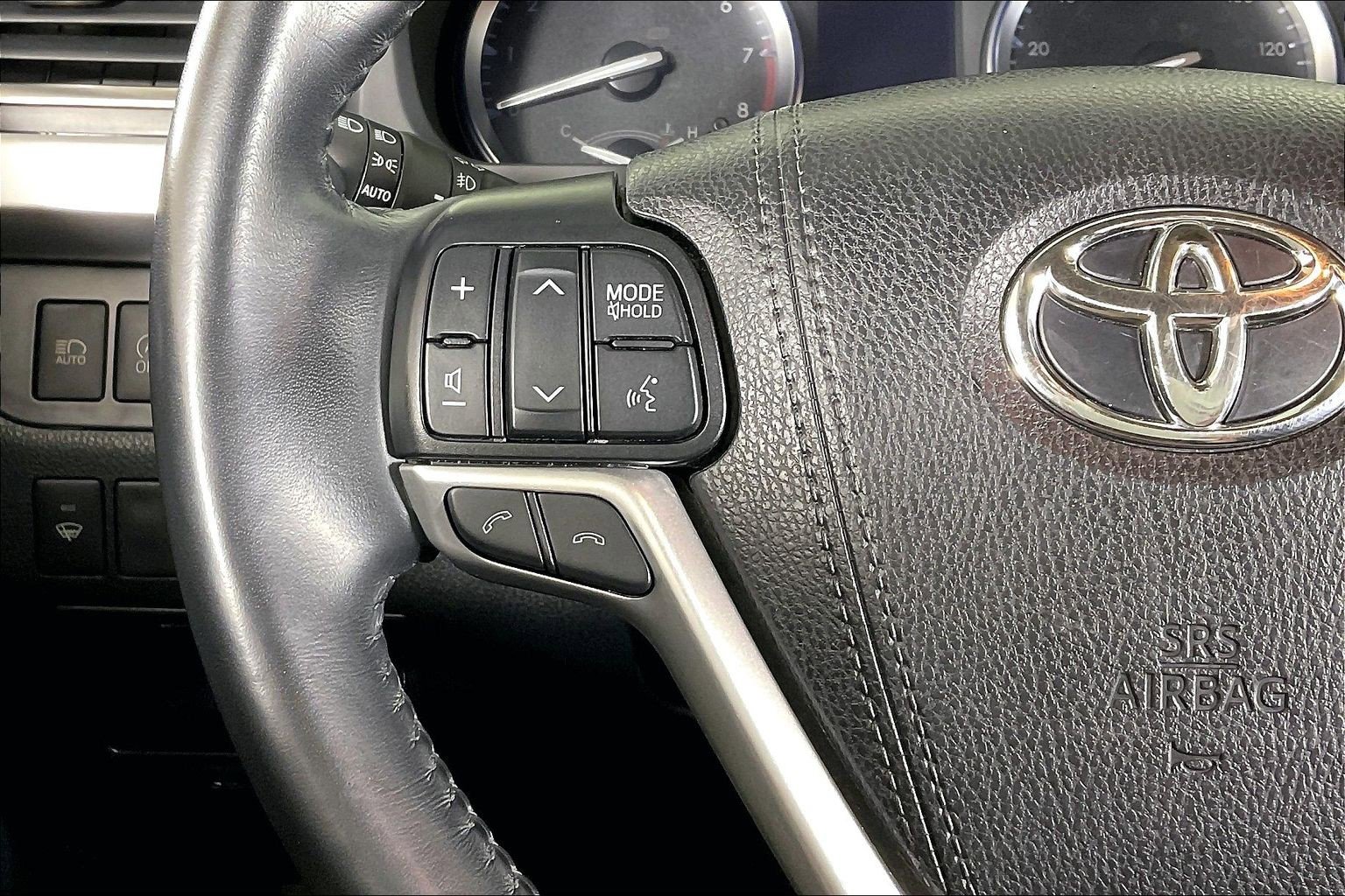 Used 2019 Toyota Highlander XLE AWD/4WD image 16