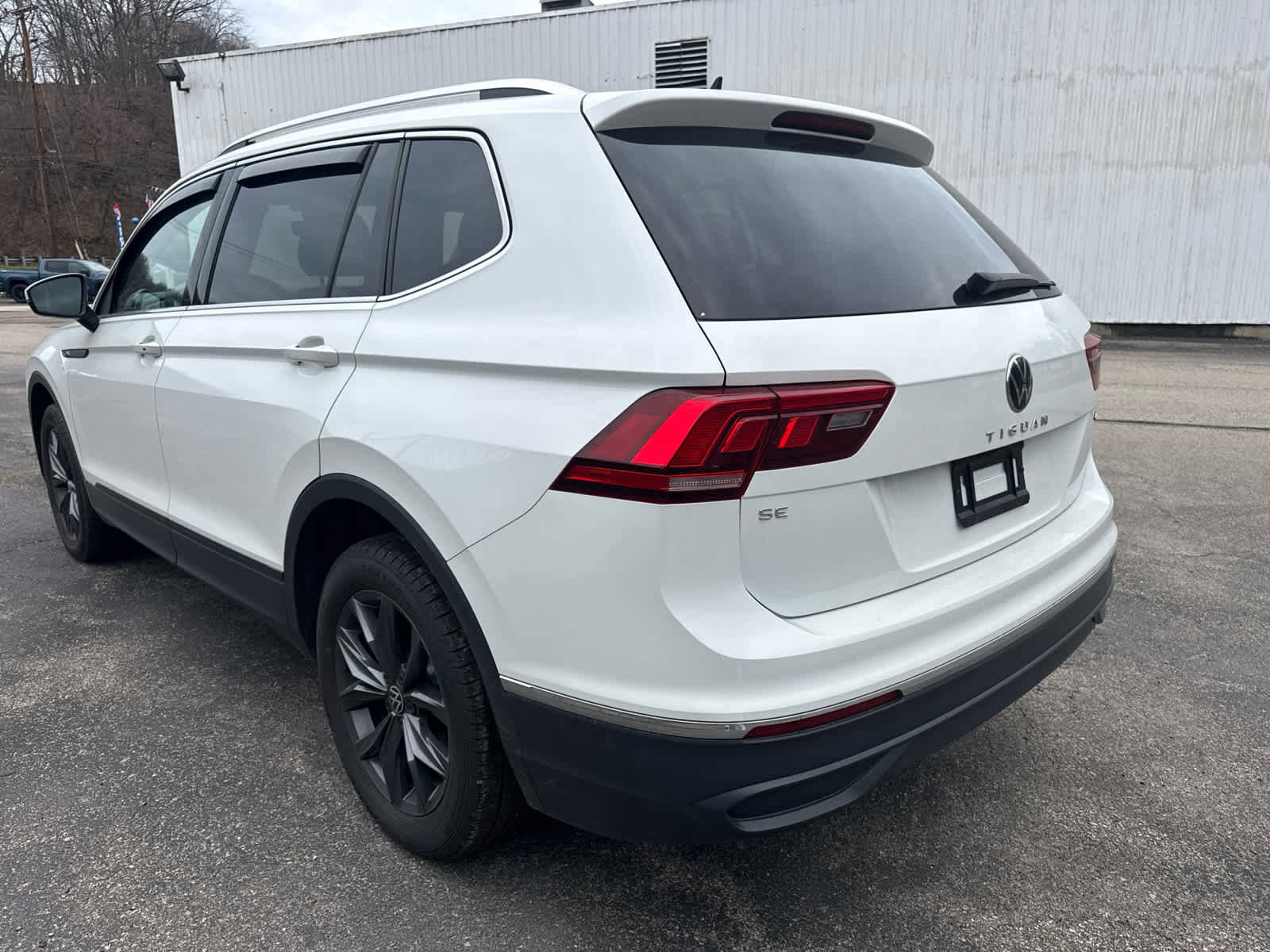 Used 2022 Volkswagen Tiguan SE image 2