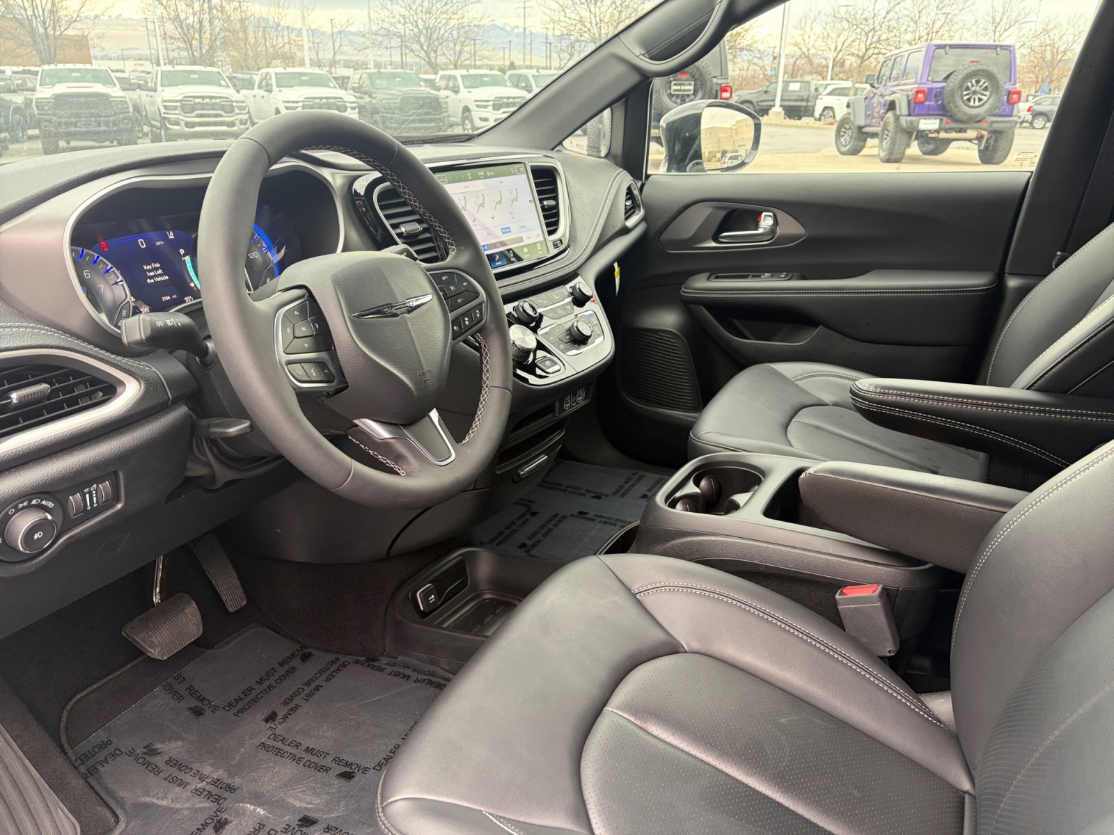 Used 2025 Chrysler Pacifica Select image 12