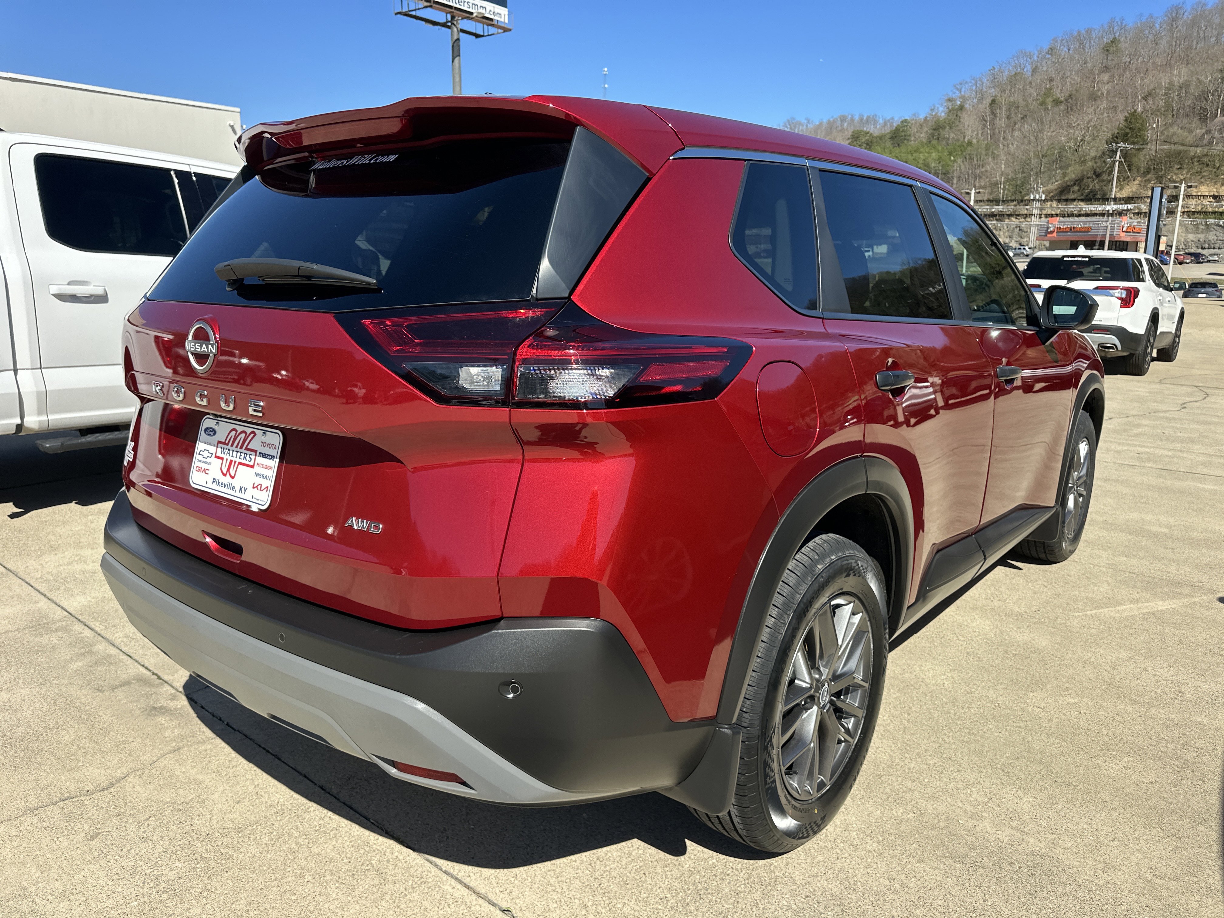 Used 2023 Nissan Rogue S image 3