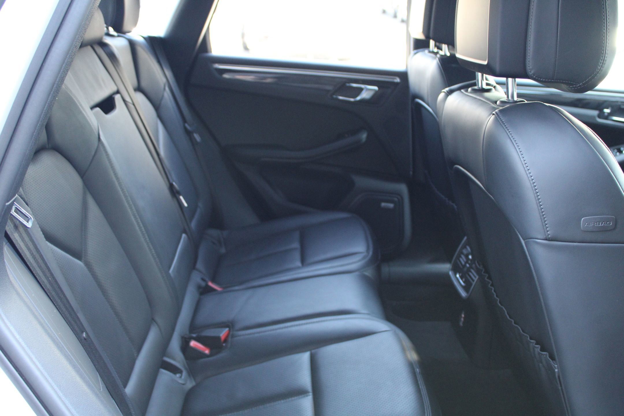 Used 2023 Porsche Macan Turbo image 24