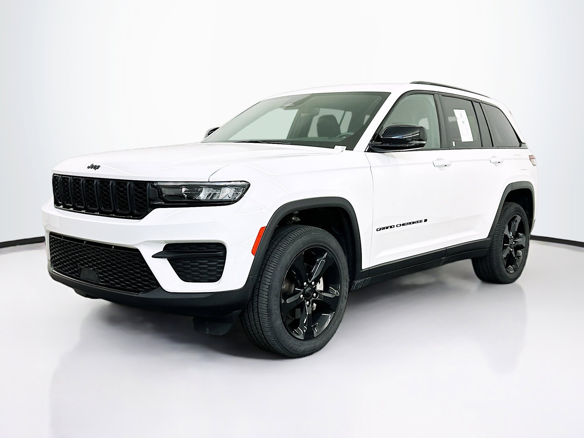 Used 2023 Jeep Grand Cherokee Altitude image 3