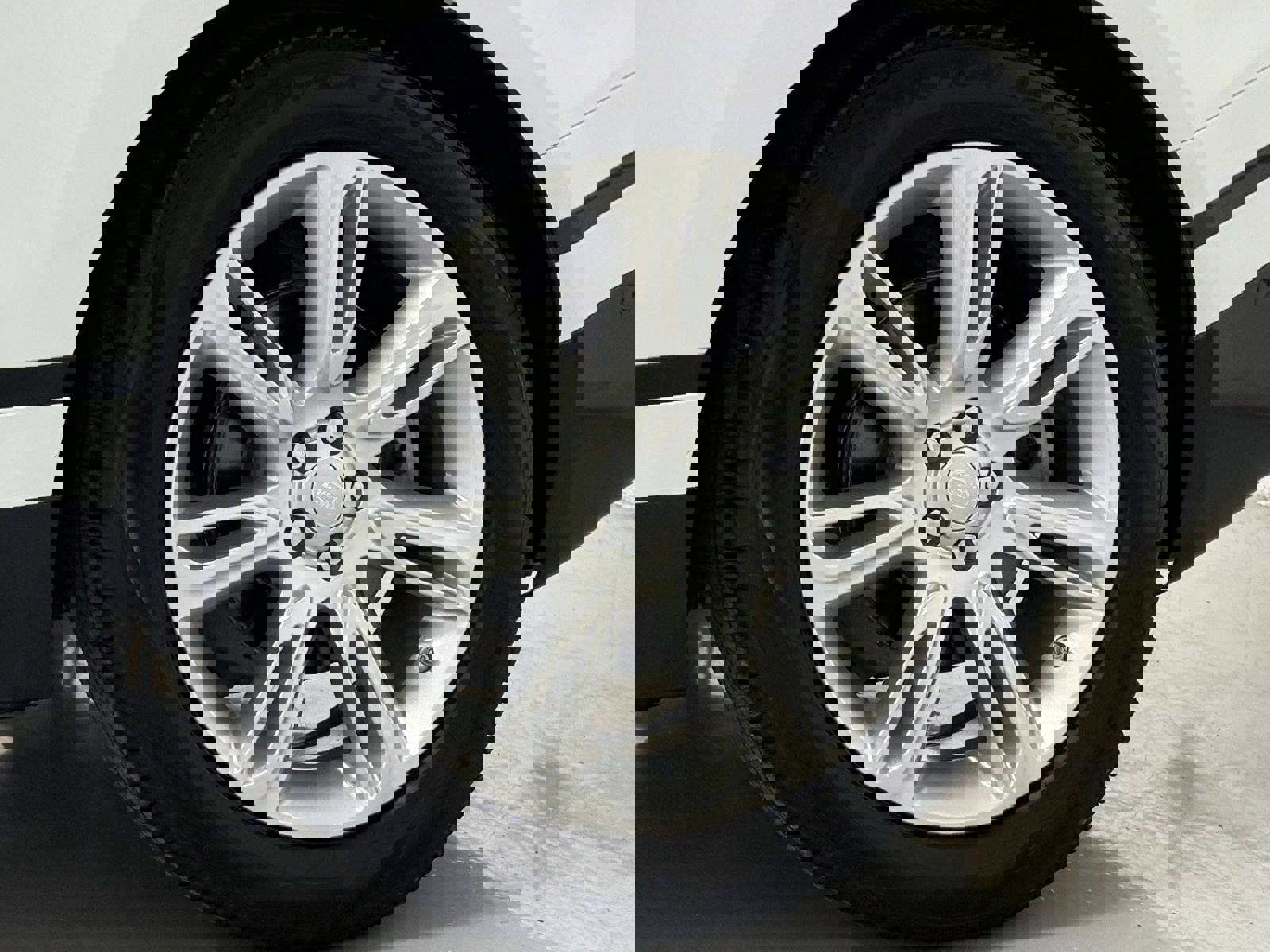 Used 2019 Land Rover Range Rover Velar R-Dynamic HSE image 50