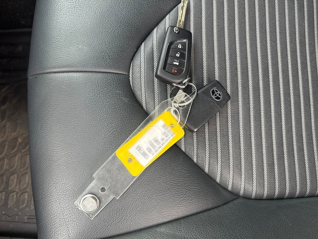 Used 2024 Toyota Camry SE image 30