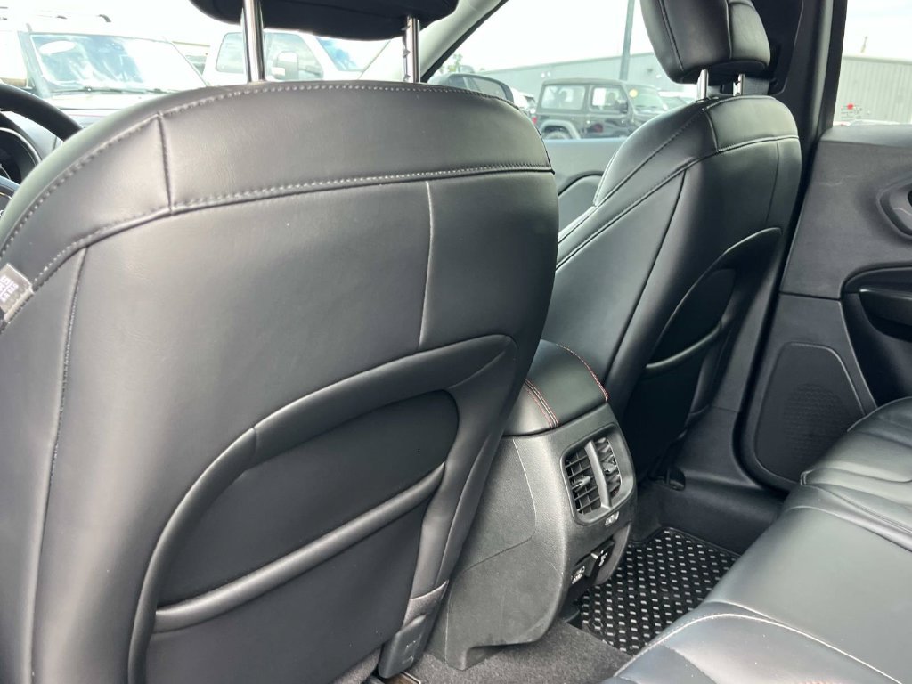 Used 2021 Jeep Cherokee Trailhawk AWD/4WD image 23