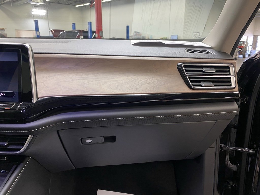 Used 2024 Volkswagen Atlas SE image 45