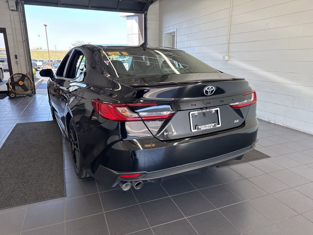 Used 2025 Toyota Camry SE w/ Convenience Package image 6