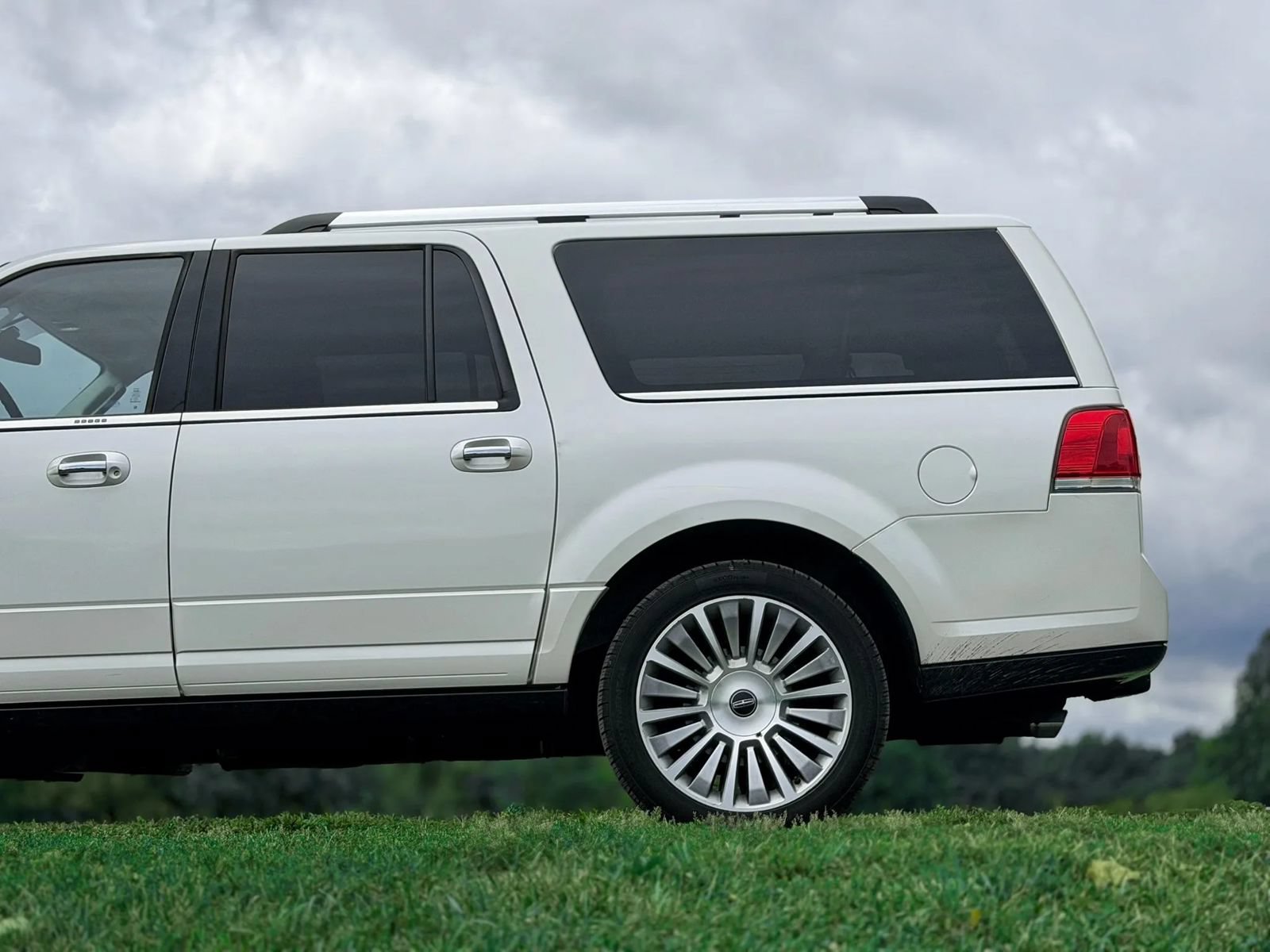 Used 2015 Lincoln Navigator L 4WD w/ Equipment Group 101A Reserve image 18